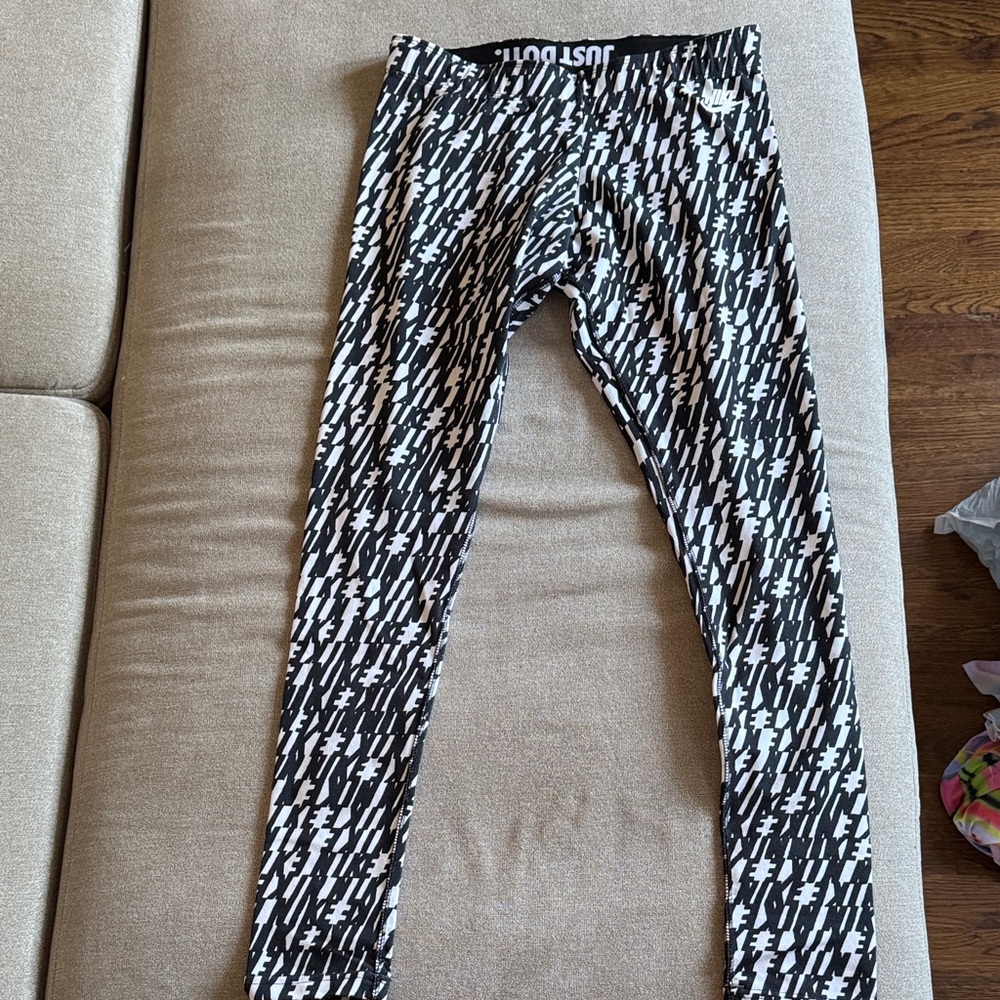 Women’s Black and White Patterned Leggings